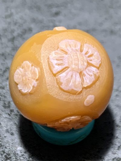 精美亚光战国红玛瑙手工俏色巧雕白梅花随形圆珠一个 - 精美亚光战国红玛瑙手工俏色巧雕白梅花随形圆珠一个