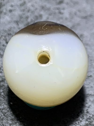 精美高玉化亚光海洋玉髓手工俏色巧雕一念之间圆珠一个！ 精美高玉化亚光海洋玉髓手工俏色巧雕一念之间圆珠一个！