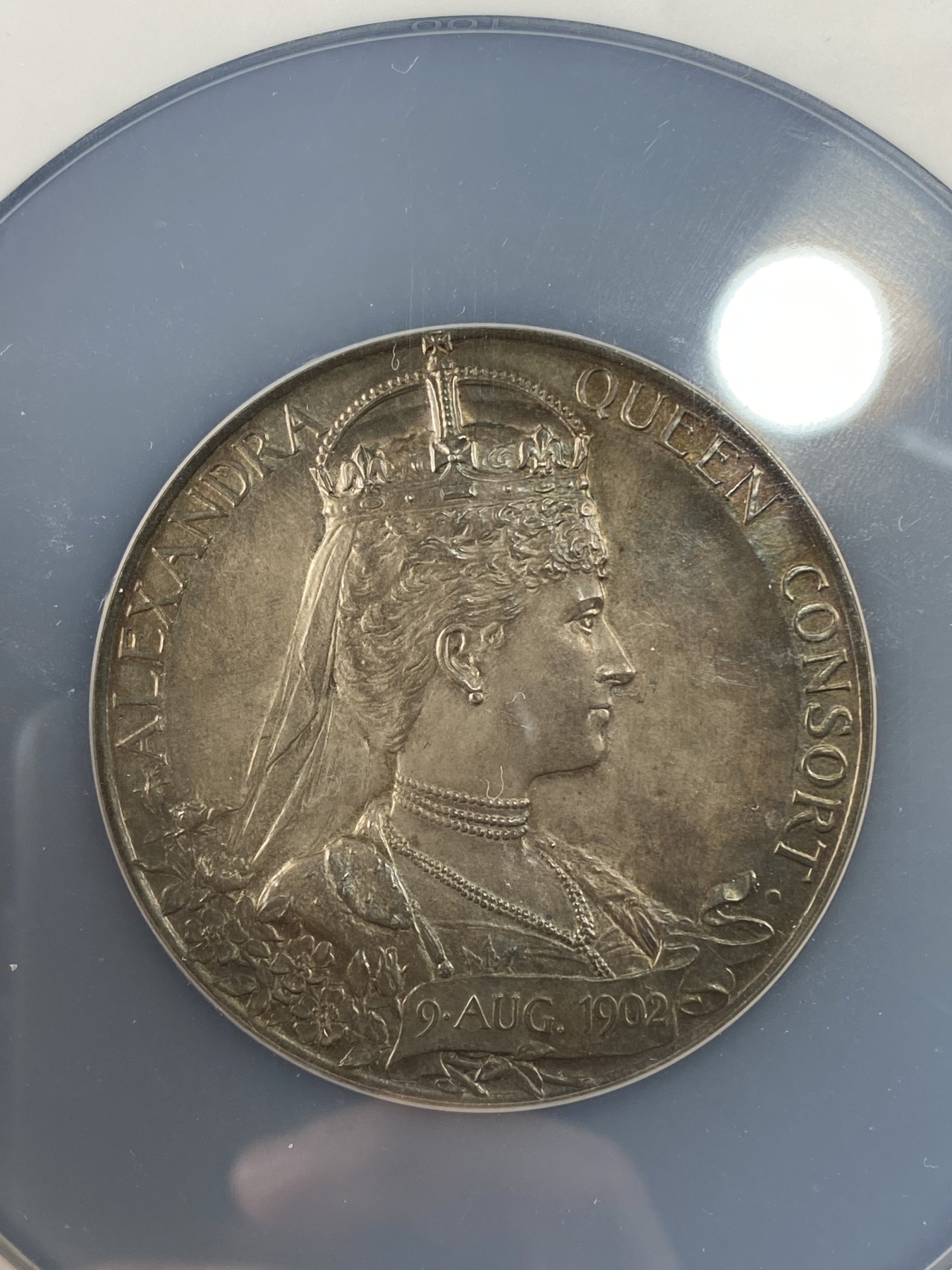 万国钱币拍卖第014期（奢华币宴第一季） NGC MS64 1902年英国爱德华七世加冕登基纪念大银章 五彩原盒彩 大盒装