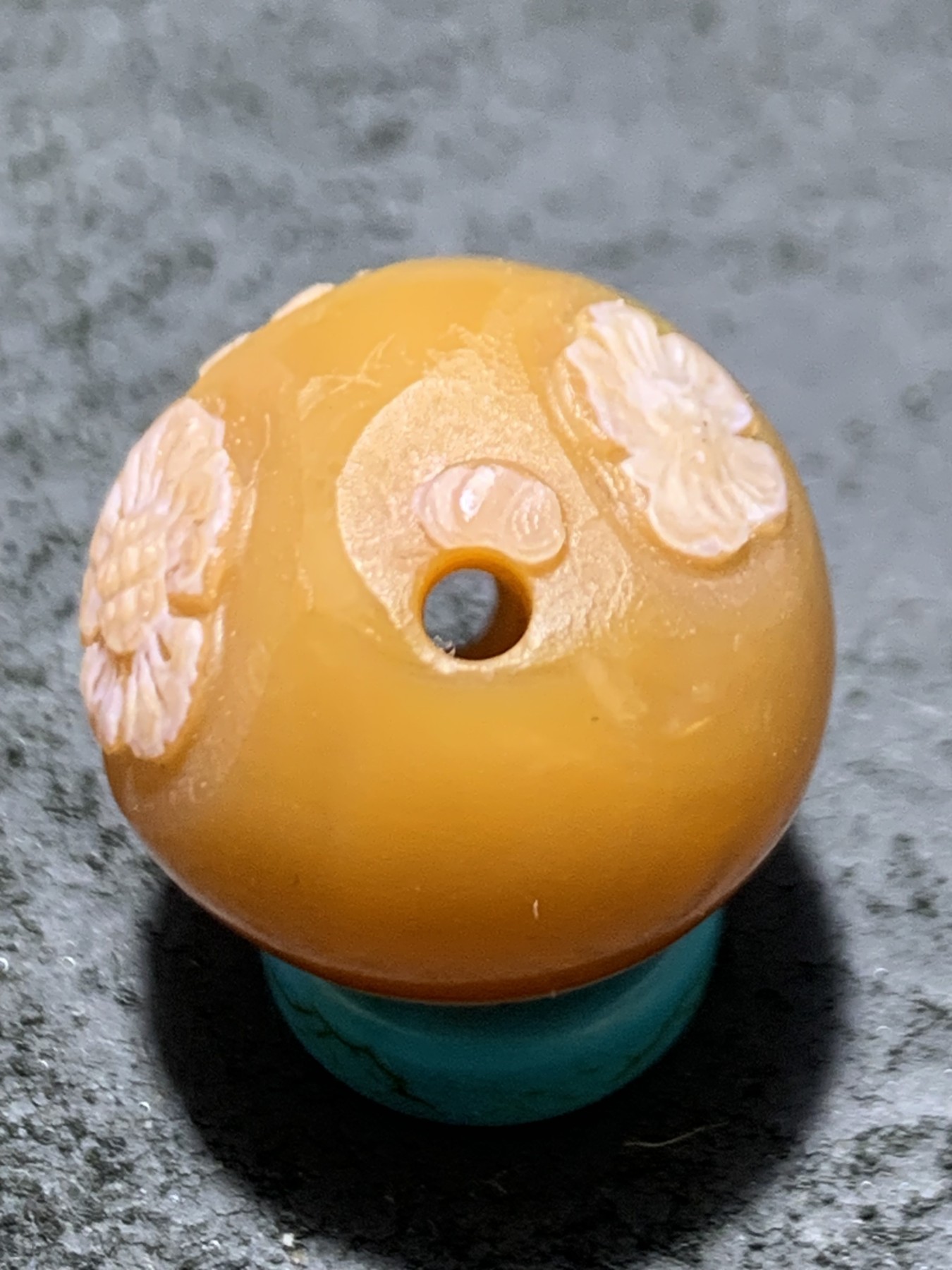 精美亚光战国红玛瑙手工俏色巧雕白梅花随形圆珠一个