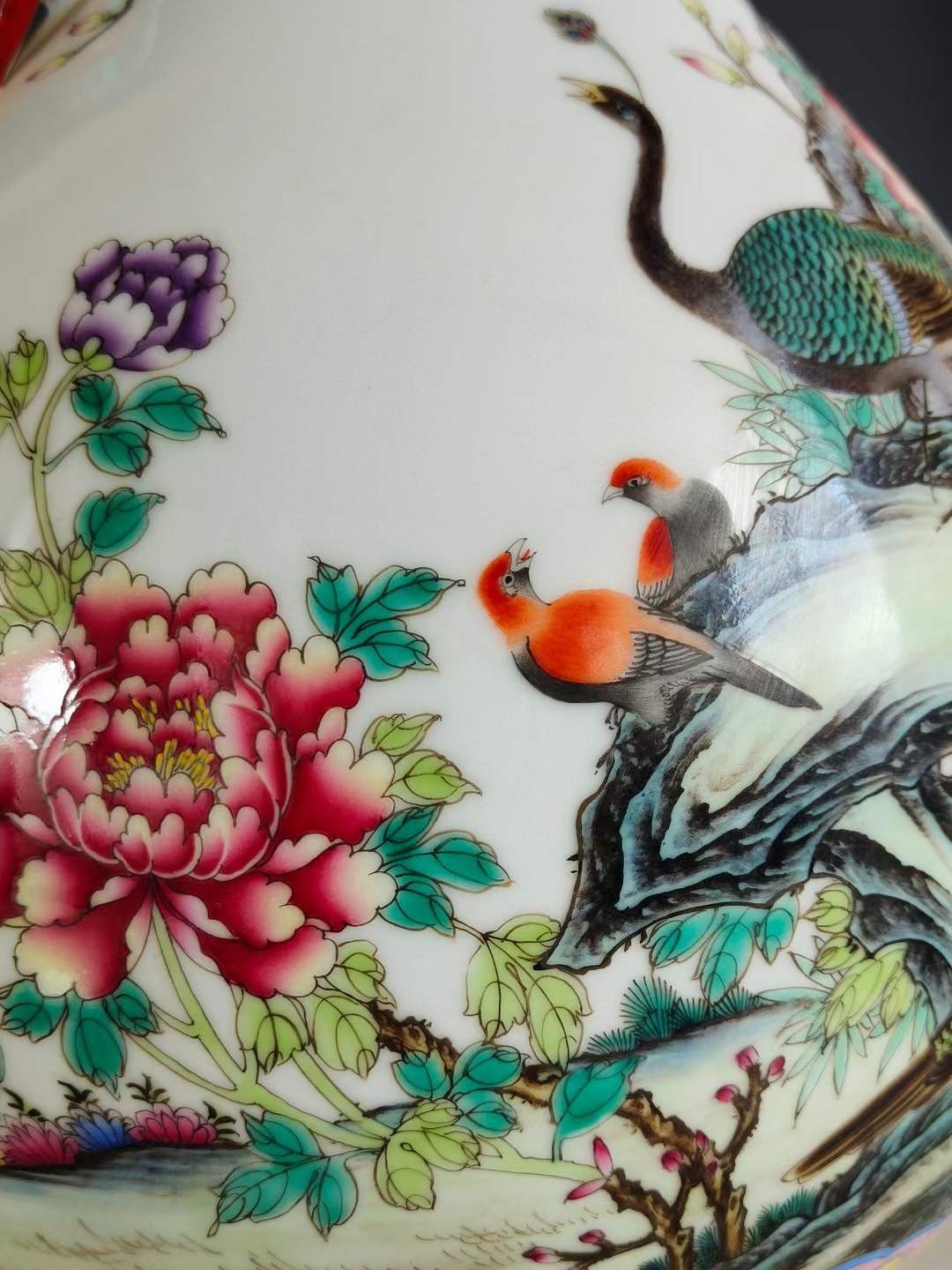 大清乾隆年制·官窑贡瓷·精工手绘粉彩满工花鸟纹如意贯耳赏瓶一对。 大清乾隆年制·官窑贡瓷·精工手绘粉彩满工花鸟纹如意贯耳赏瓶一对。