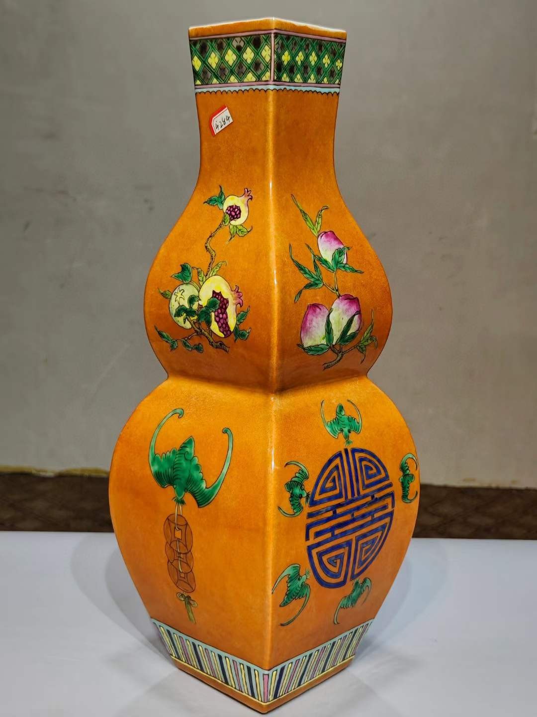 美品·款识“同治年制”精工细作满工胭脂红彩福寿三多纹四棱葫芦瓶。