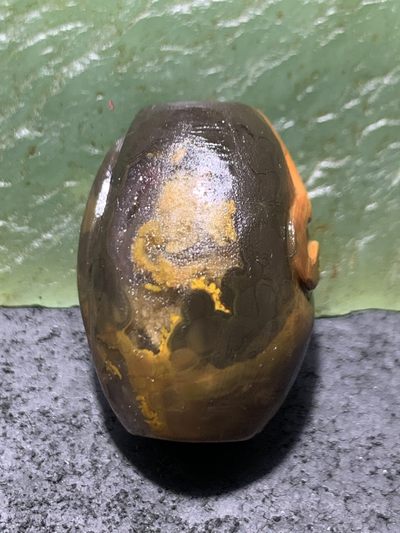 精美冰飘亚光战国红玛瑙手工俏色巧雕引蛇出洞桶珠一个， 精美冰飘亚光战国红玛瑙手工俏色巧雕引蛇出洞桶珠一个，