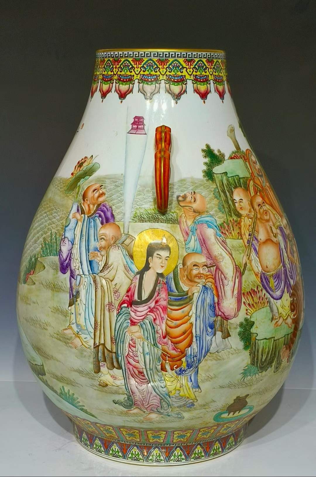 美品·款识“乾隆年制”精工细作满工粉彩十八罗汉纹描金贯耳尊瓶。