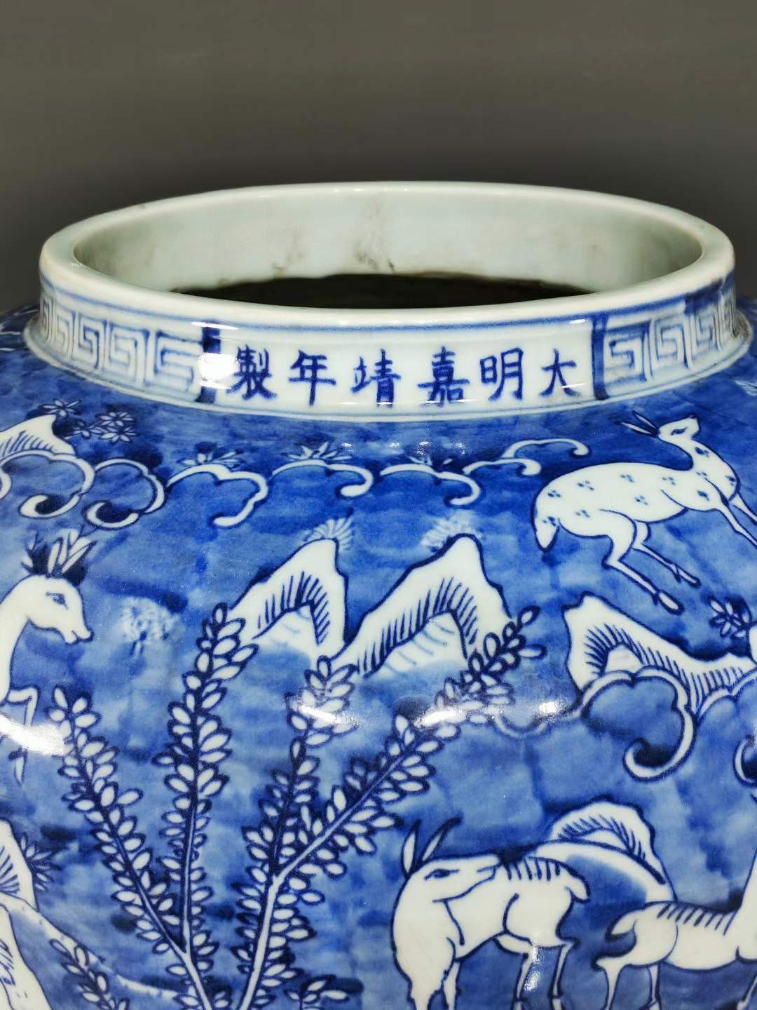 美品.款式“大明嘉靖年制”精工细作满工青花百鹿纹盖罐 美品.款式“大明嘉靖年制”精工细作满工青花百鹿纹盖罐