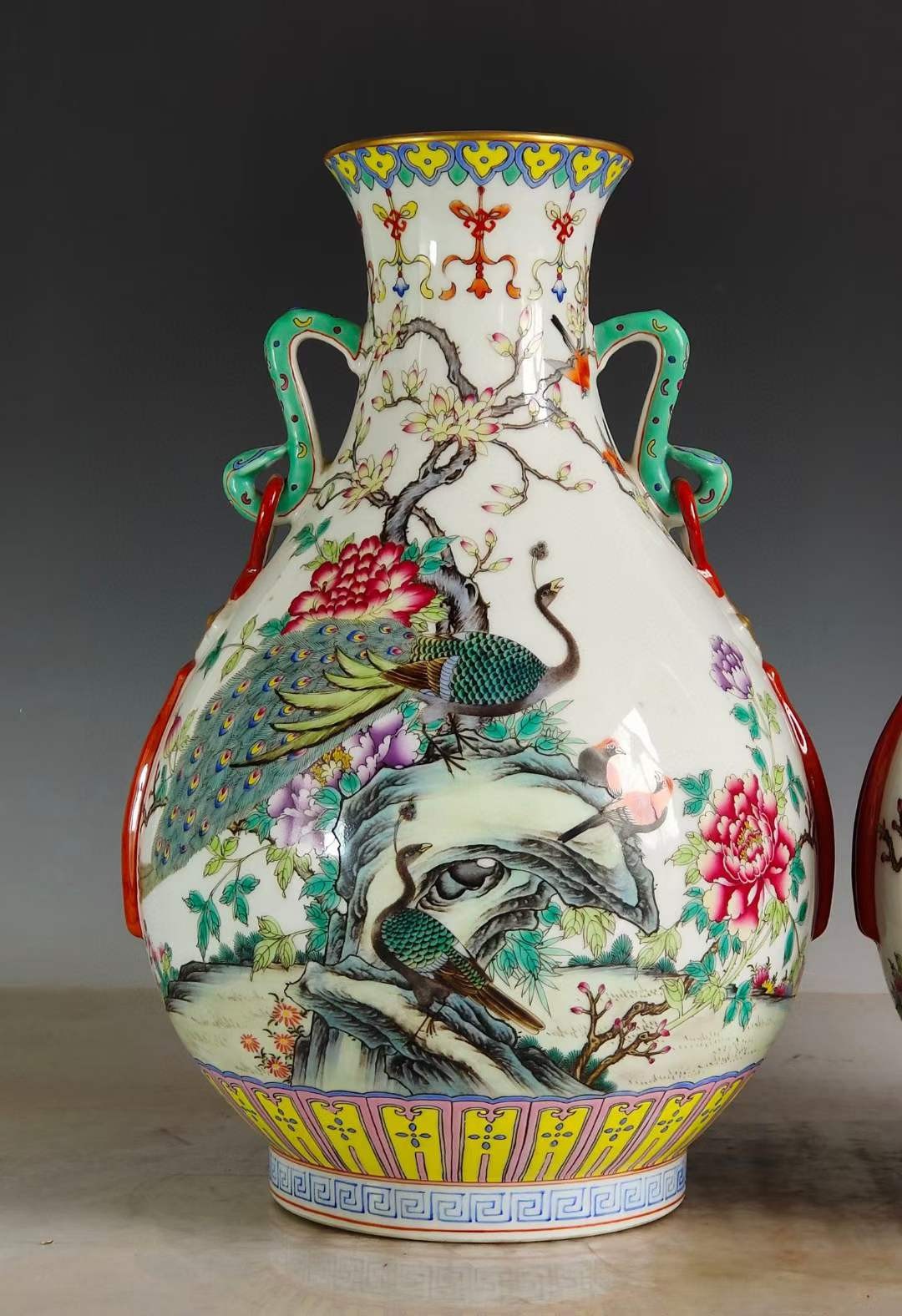 大清乾隆年制·官窑贡瓷·精工手绘粉彩满工花鸟纹如意贯耳赏瓶一对。 大清乾隆年制·官窑贡瓷·精工手绘粉彩满工花鸟纹如意贯耳赏瓶一对。