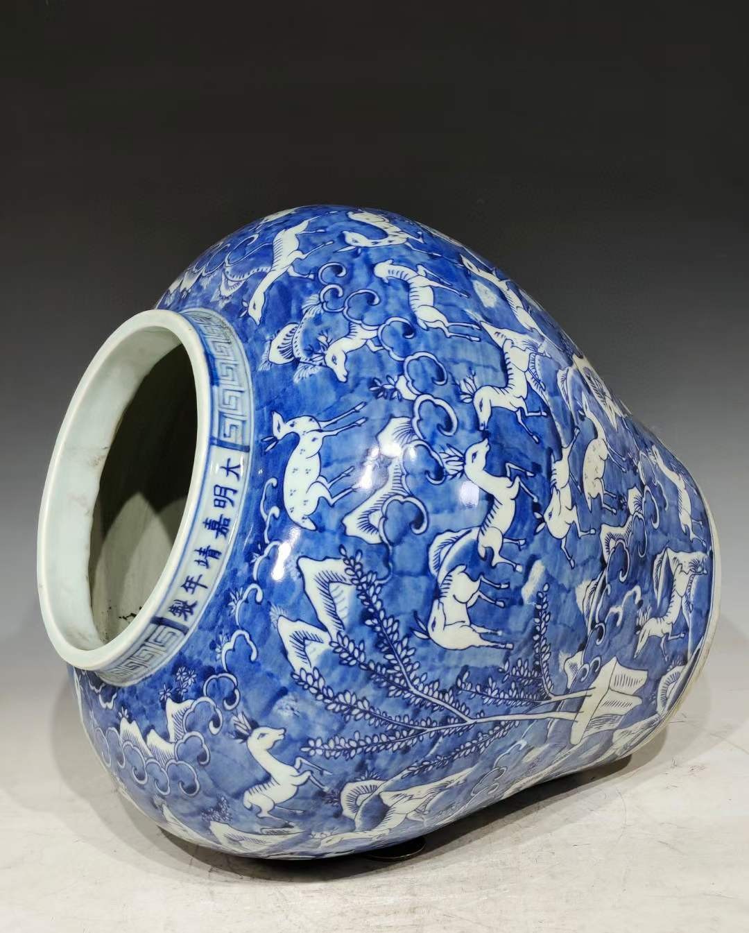 美品.款式“大明嘉靖年制”精工细作满工青花百鹿纹盖罐 美品.款式“大明嘉靖年制”精工细作满工青花百鹿纹盖罐