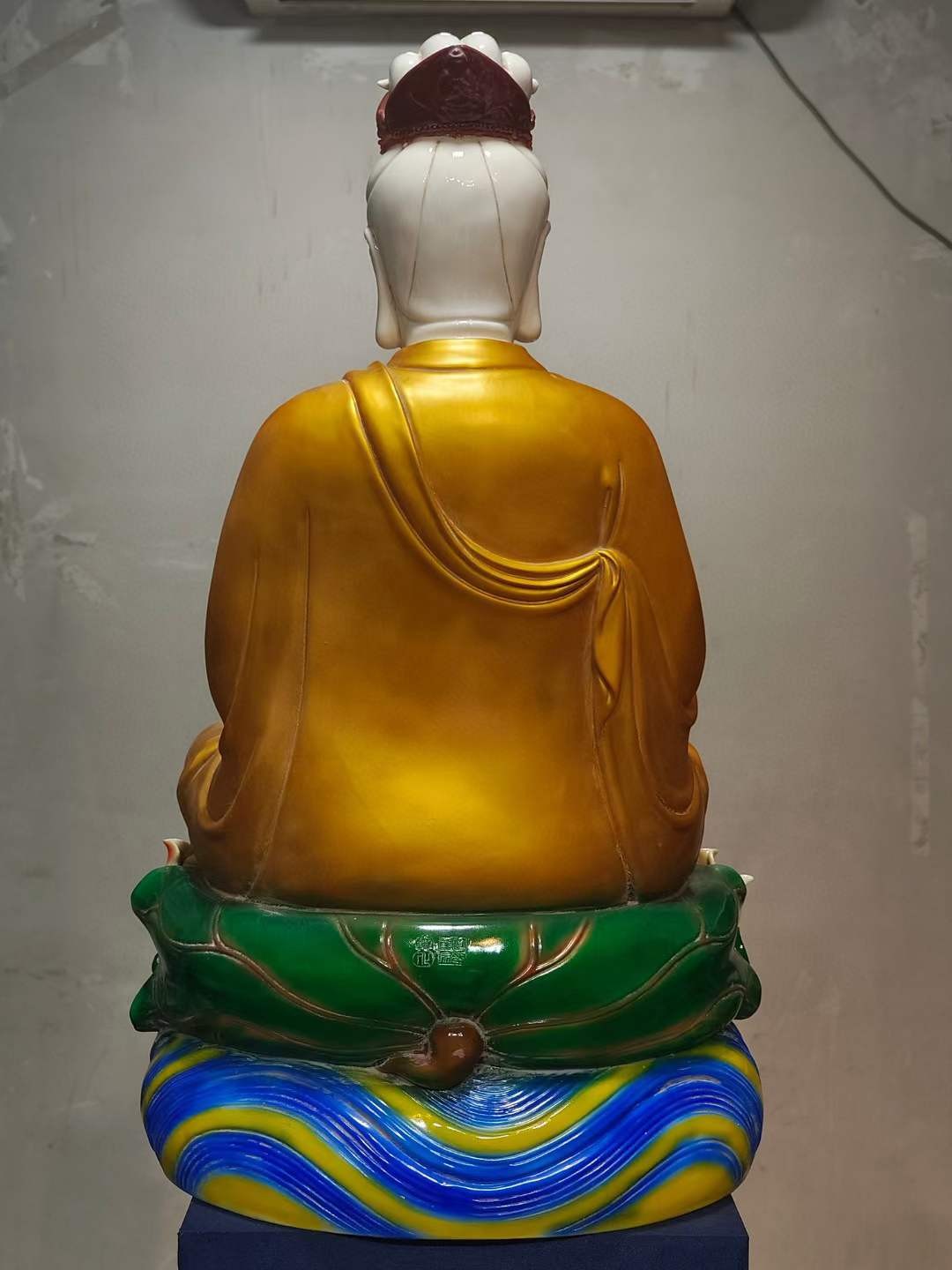 美品·款识“德化·何朝宗制”精工细作满工德化窑白瓷描金“西方三圣”坐像。