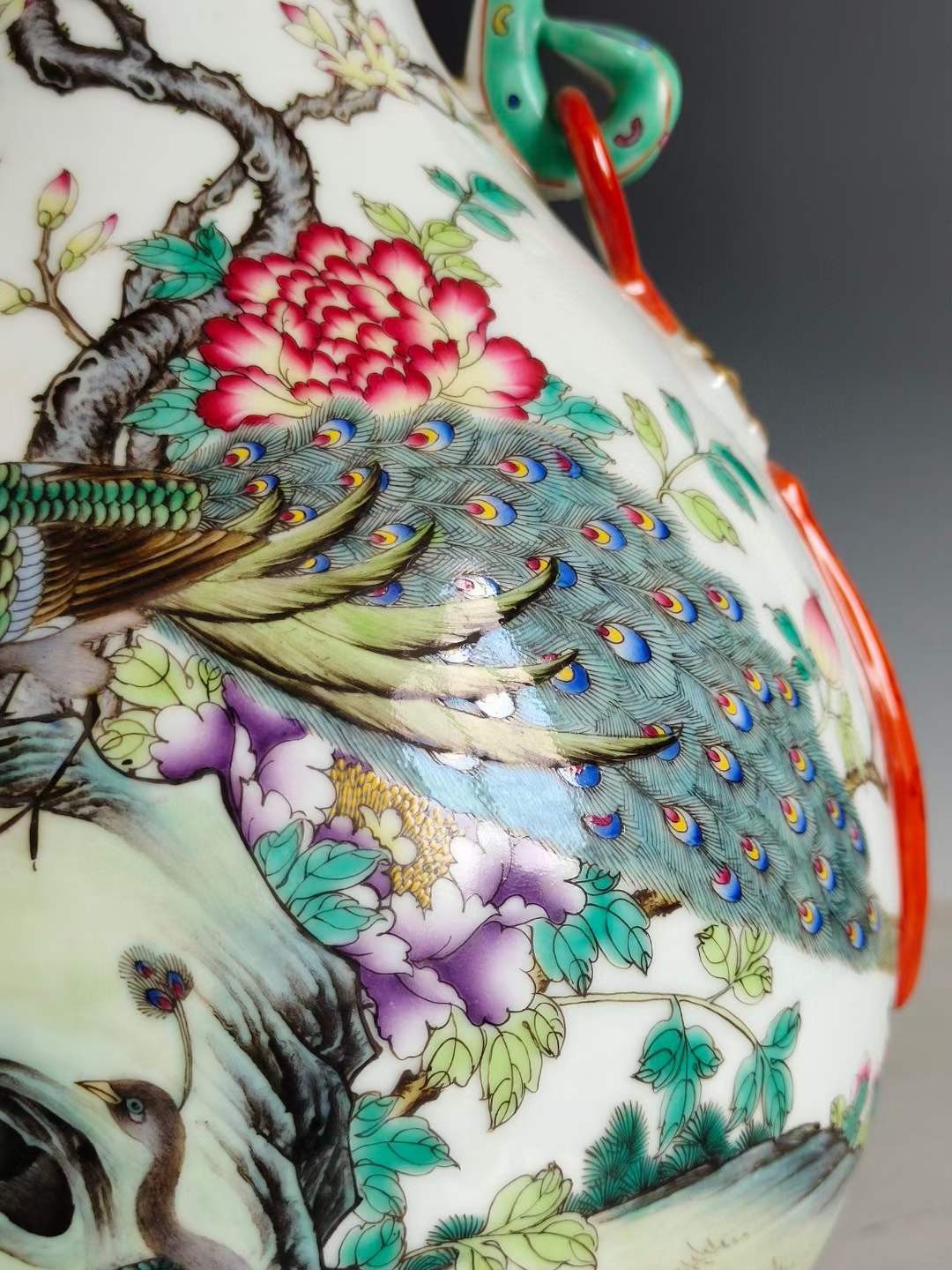 大清乾隆年制·官窑贡瓷·精工手绘粉彩满工花鸟纹如意贯耳赏瓶一对。 大清乾隆年制·官窑贡瓷·精工手绘粉彩满工花鸟纹如意贯耳赏瓶一对。