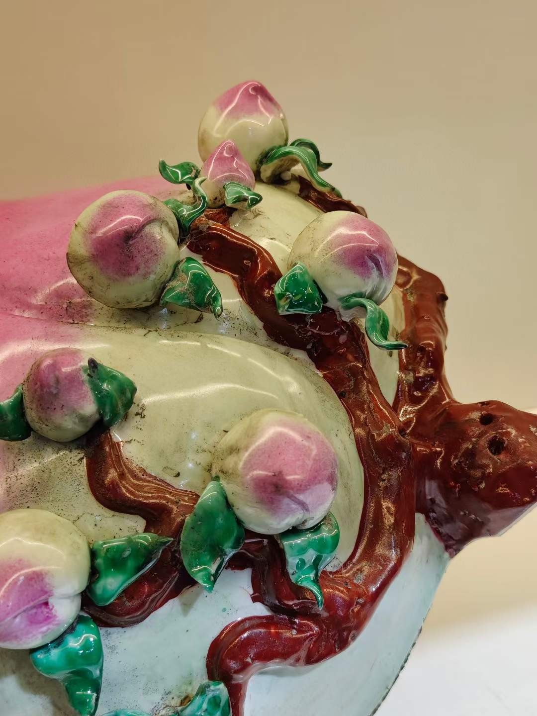 美品·款识“曾龙昇制”精工细作满工仿生瓷寿桃摆件。