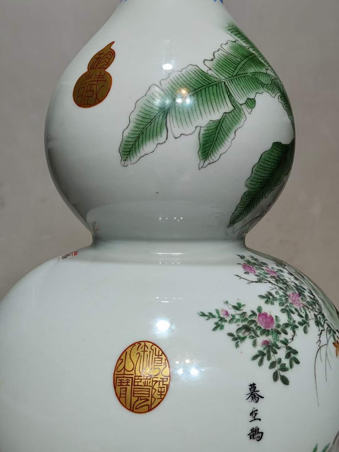 美品·款识“大清乾隆年制”“郎世宁恭绘”精工细作满工粉彩“蓦空鹊”纹葫芦瓶。