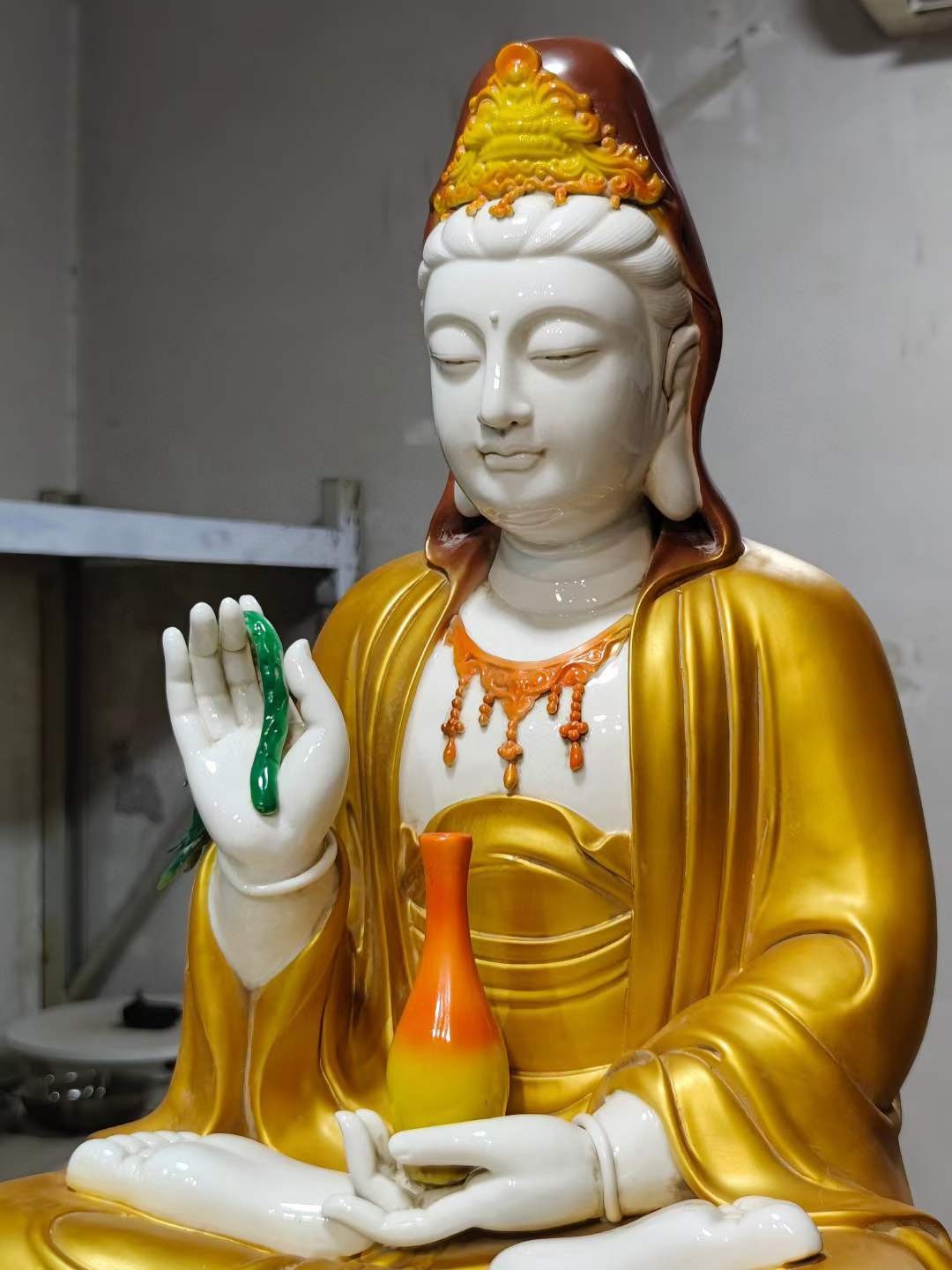 美品·款识“德化·何朝宗制”精工细作满工德化窑白瓷描金“西方三圣”坐像。