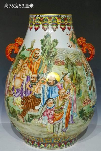 美品·款识“乾隆年制”精工细作满工粉彩十八罗汉纹描金贯耳尊瓶。 - 美品·款识“乾隆年制”精工细作满工粉彩十八罗汉纹描金贯耳尊瓶。