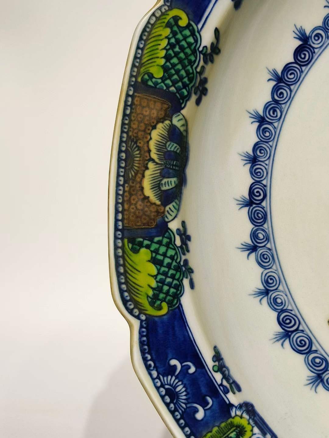 美品·款识“一善堂制”精工细作满工青花粉彩历史人物故事纹赏盘