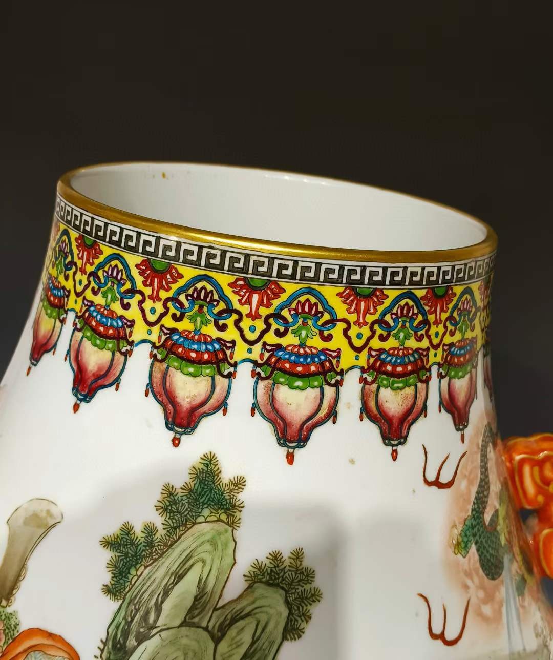 美品·款识“乾隆年制”精工细作满工粉彩十八罗汉纹描金贯耳尊瓶。