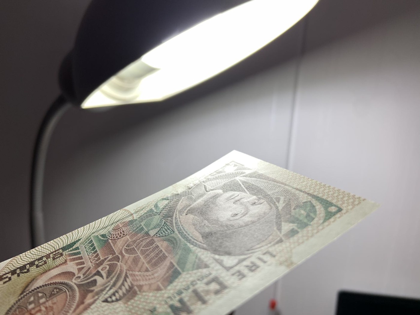 收藏联盟Quantum Auction 第283期拍卖  意大利1980年5000里拉 品相UNC 有点钞痕 AA冠 乌龟喷泉