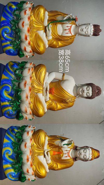 美品·款识“德化·何朝宗制”精工细作满工德化窑白瓷描金“西方三圣”坐像。 - 美品·款识“德化·何朝宗制”精工细作满工德化窑白瓷描金“西方三圣”坐像。