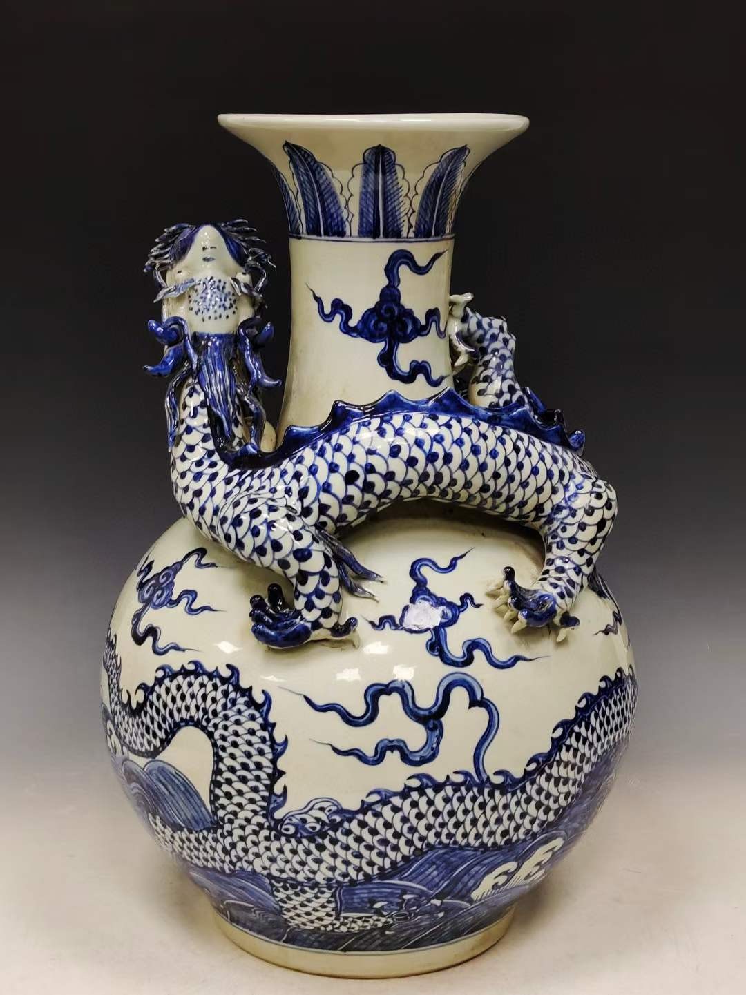 美品.款识“大明宣德年制”精品青花刻瓷高浮雕盘龙纹掸瓶 美品.款识“大明宣德年制”精品青花刻瓷高浮雕盘龙纹掸瓶