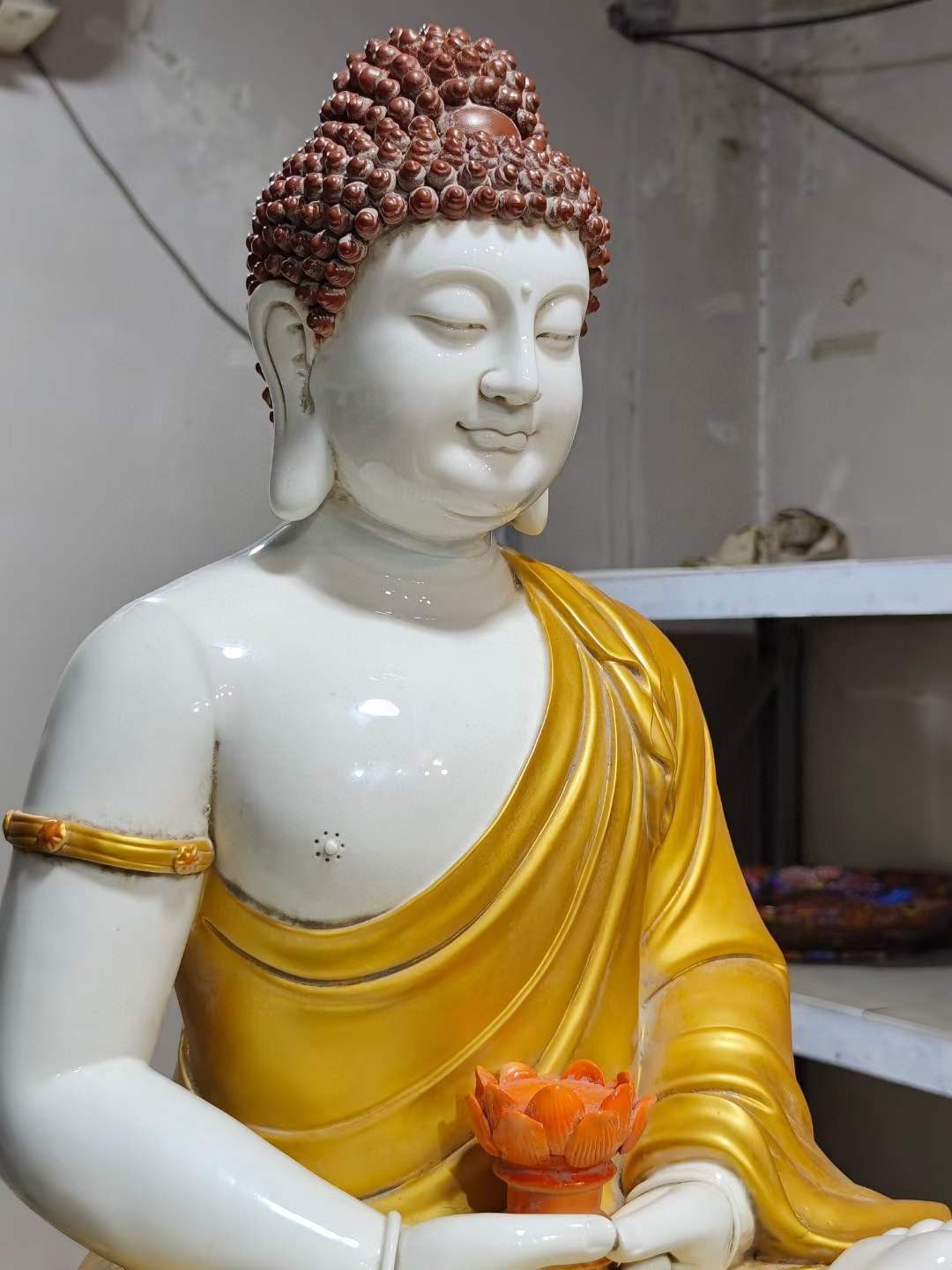 美品·款识“德化·何朝宗制”精工细作满工德化窑白瓷描金“西方三圣”坐像。