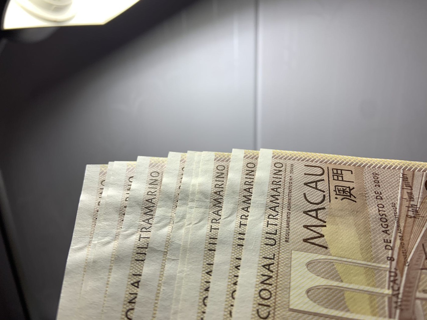 收藏联盟Quantum Auction 第283期拍卖  澳门大西洋银行2009年50元首发AA冠十连号 品相全新UNC 有月牙痕和滚轮印 号码无4