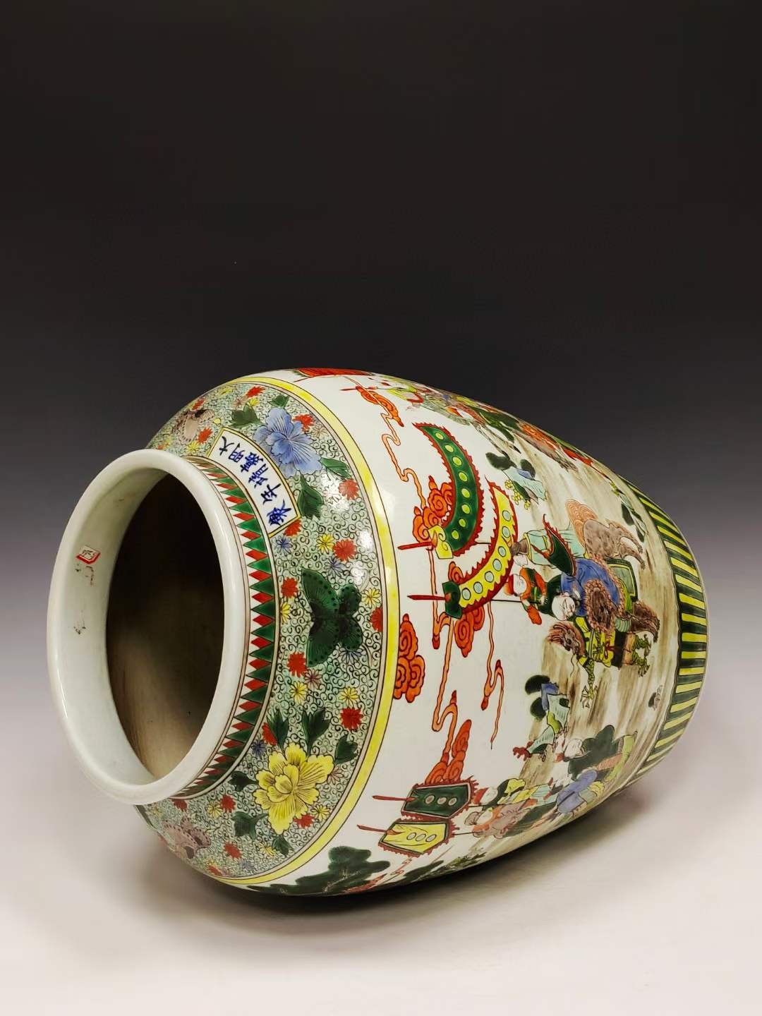 美品.款识“大明嘉靖年制”精工细作满工五彩刀马人物纹罐- 亚太艺术品