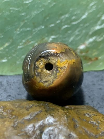 精美冰飘亚光战国红玛瑙手工俏色巧雕引蛇出洞桶珠一个， 精美冰飘亚光战国红玛瑙手工俏色巧雕引蛇出洞桶珠一个，