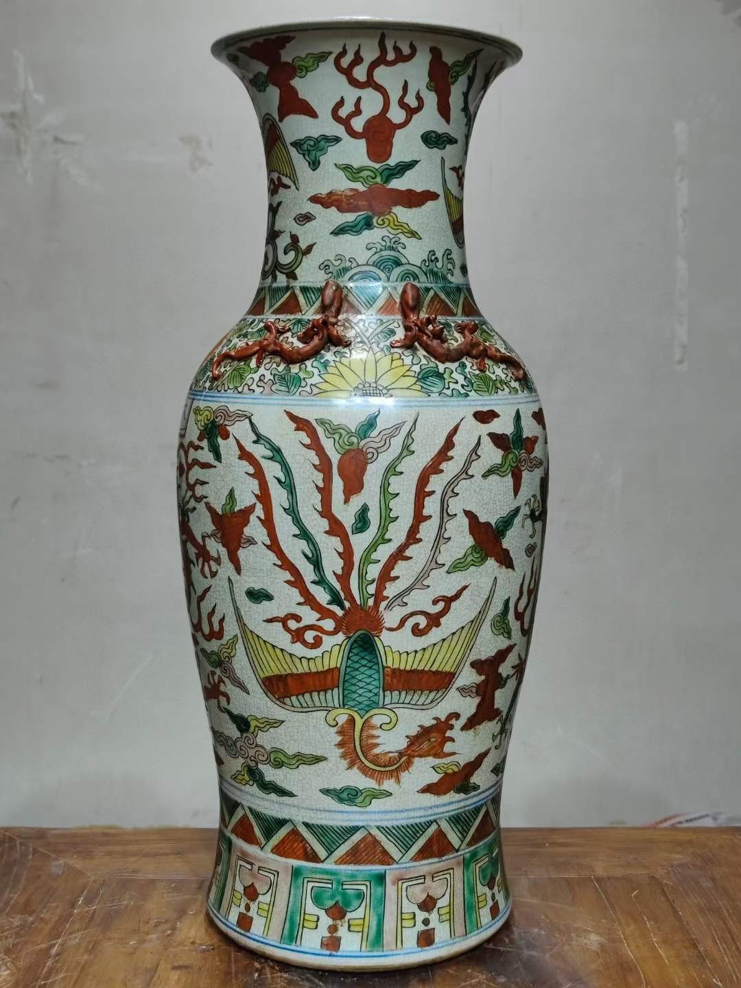 美品·款识“大明嘉靖年制”精工细作满工青花五彩龙纹四系螭龙攀壁凤尾尊。