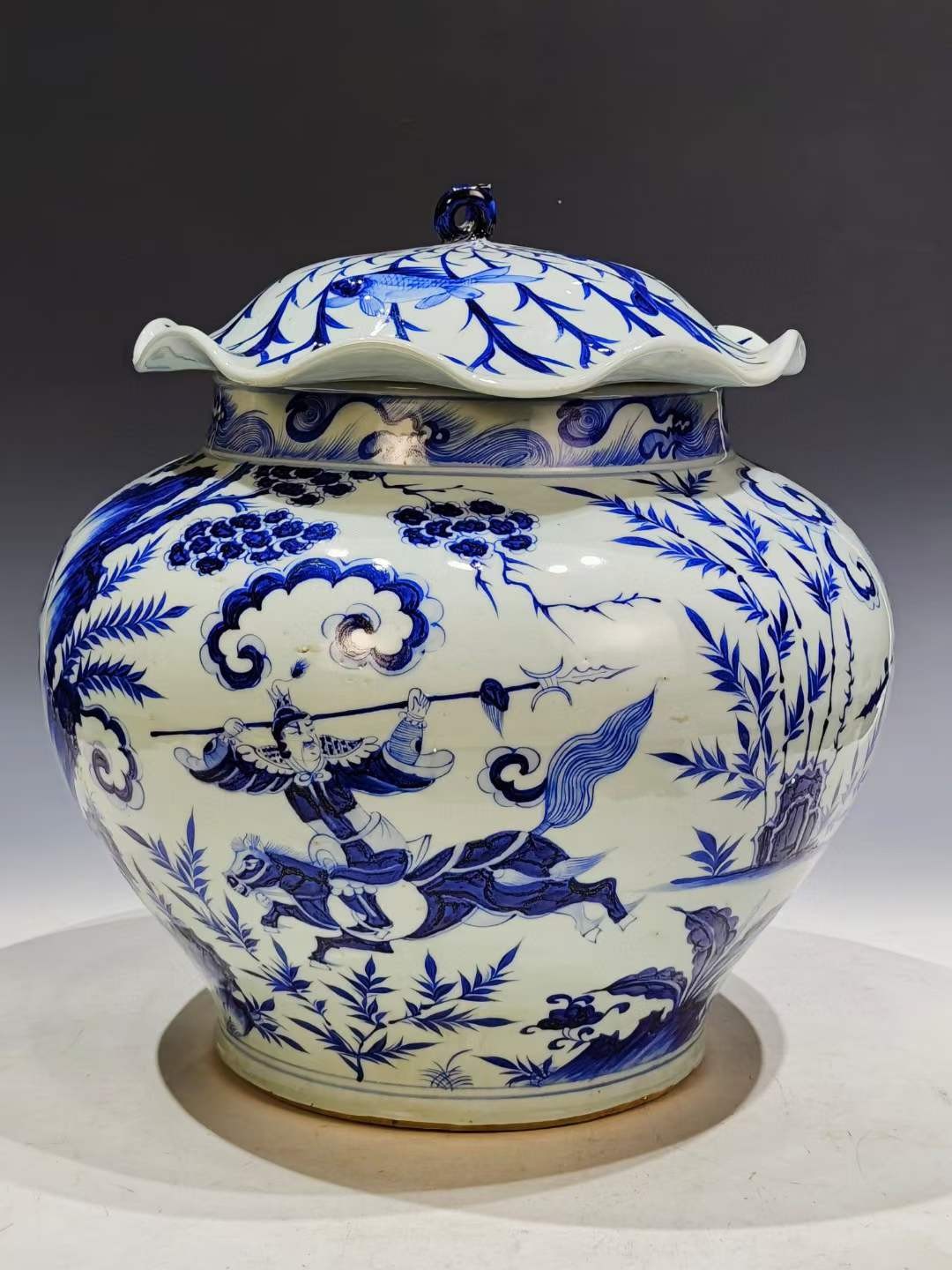 美品·精工细作满工青花“尉迟恭单骑救主”纹荷叶盖罐。 美品·精工细作满工青花“尉迟恭单骑救主”纹荷叶盖罐。