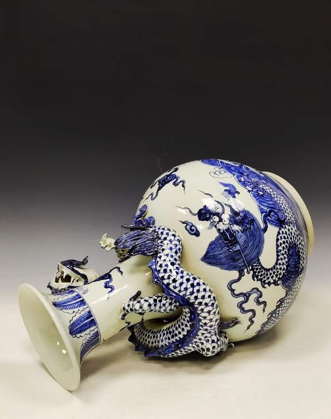 美品.款识“大明宣德年制”精品青花刻瓷高浮雕盘龙纹掸瓶 美品.款识“大明宣德年制”精品青花刻瓷高浮雕盘龙纹掸瓶