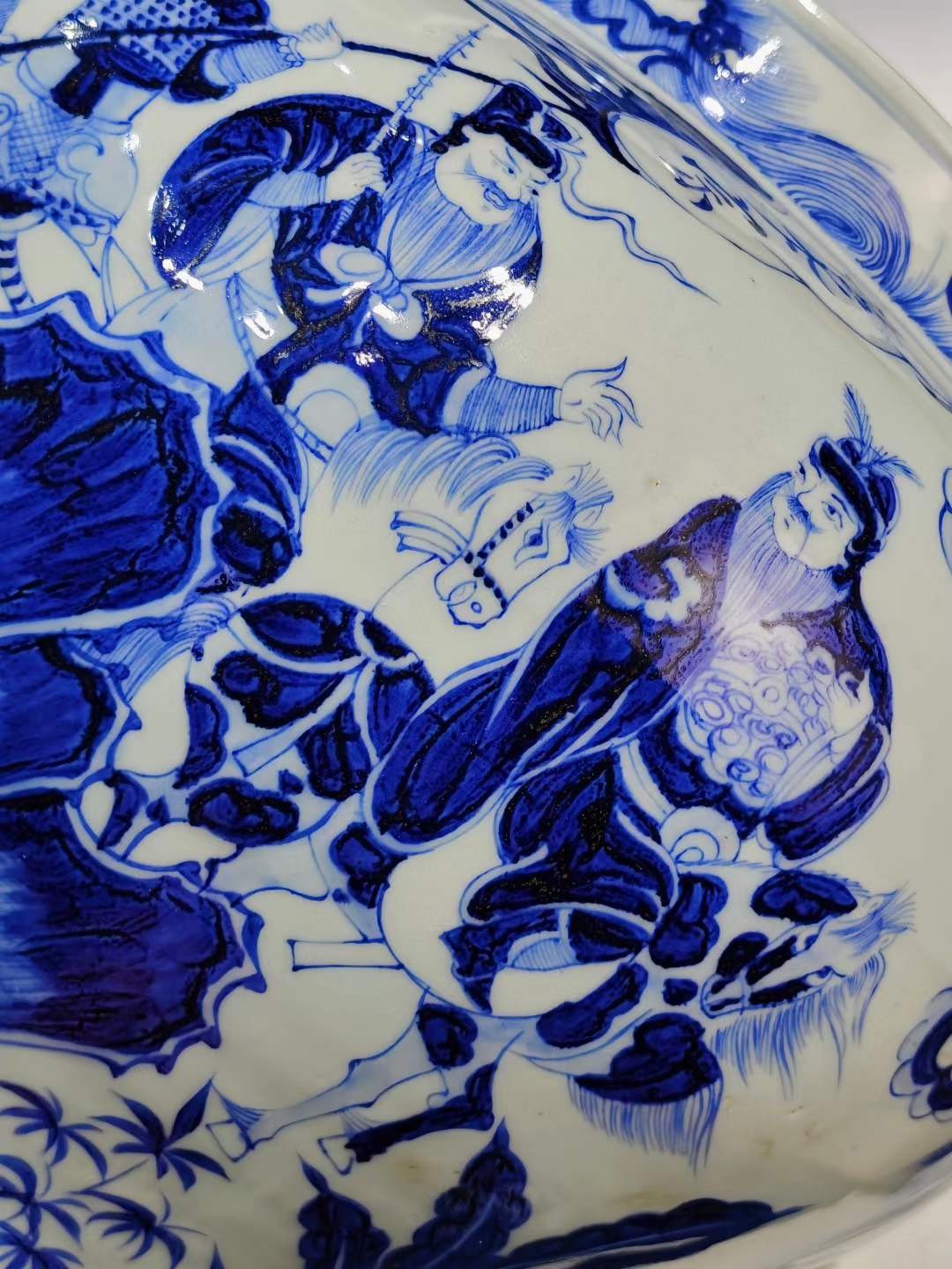 美品·精工细作满工青花“尉迟恭单骑救主”纹荷叶盖罐。 美品·精工细作满工青花“尉迟恭单骑救主”纹荷叶盖罐。