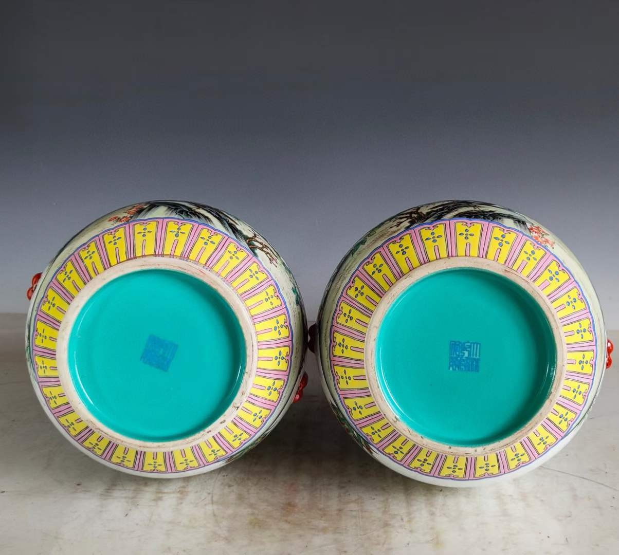 大清乾隆年制·官窑贡瓷·精工手绘粉彩满工花鸟纹如意贯耳赏瓶一对。 大清乾隆年制·官窑贡瓷·精工手绘粉彩满工花鸟纹如意贯耳赏瓶一对。