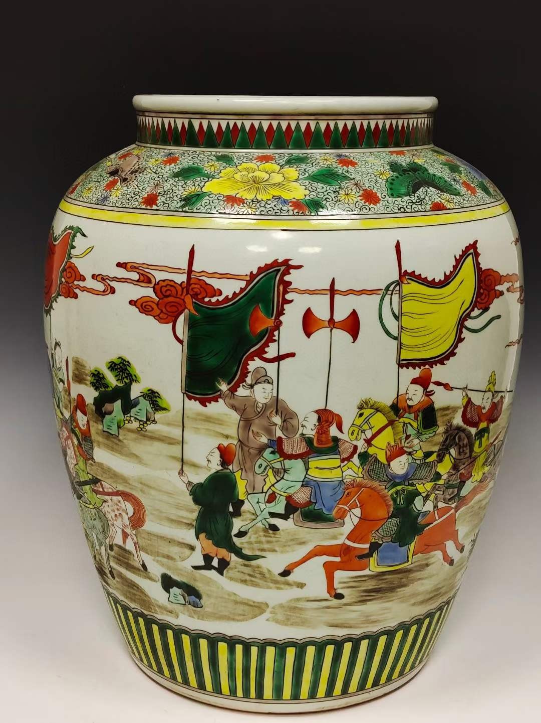 美品.款识“大明嘉靖年制”精工细作满工五彩刀马人物纹罐- 亚太艺术品