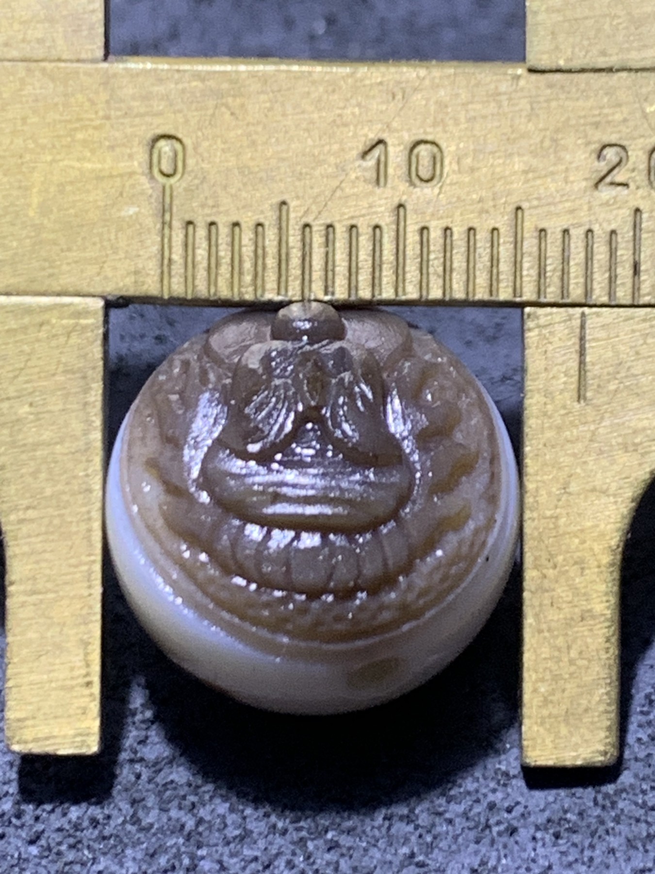 精美高玉化亚光海洋玉髓手工俏色巧雕佛光普照意境圆珠一个！
