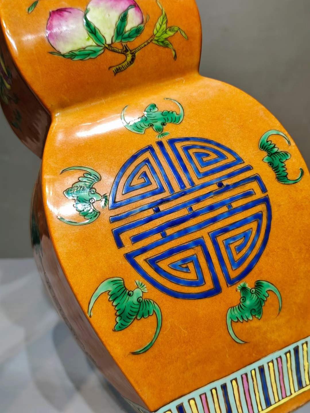 美品·款识“同治年制”精工细作满工胭脂红彩福寿三多纹四棱葫芦瓶。