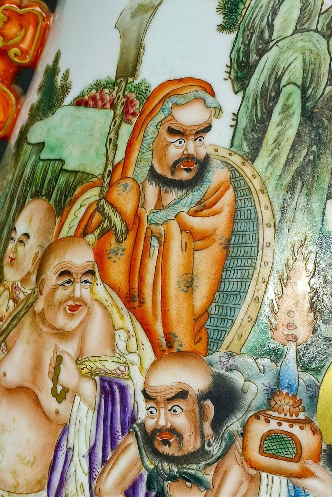 美品·款识“乾隆年制”精工细作满工粉彩十八罗汉纹描金贯耳尊瓶。