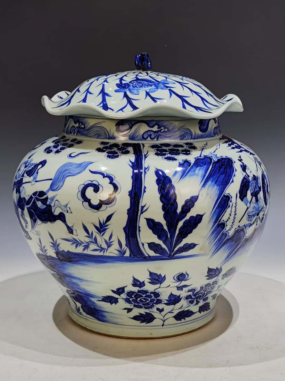 美品·精工细作满工青花“尉迟恭单骑救主”纹荷叶盖罐。 美品·精工细作满工青花“尉迟恭单骑救主”纹荷叶盖罐。