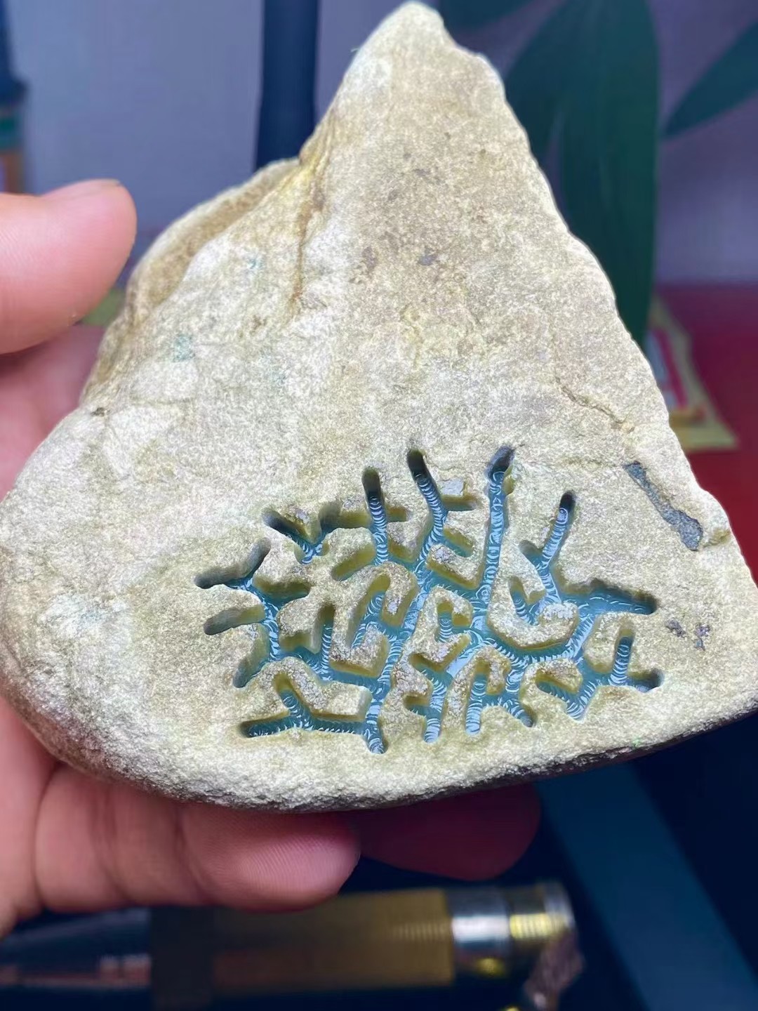 南齐开窗冰晴牌子挂件料，重850克，种老起胶，开窗部位已经看到肉质细腻，起胶感，品相完美，几乎没裂，性价比高的料子，喜欢的来哦。