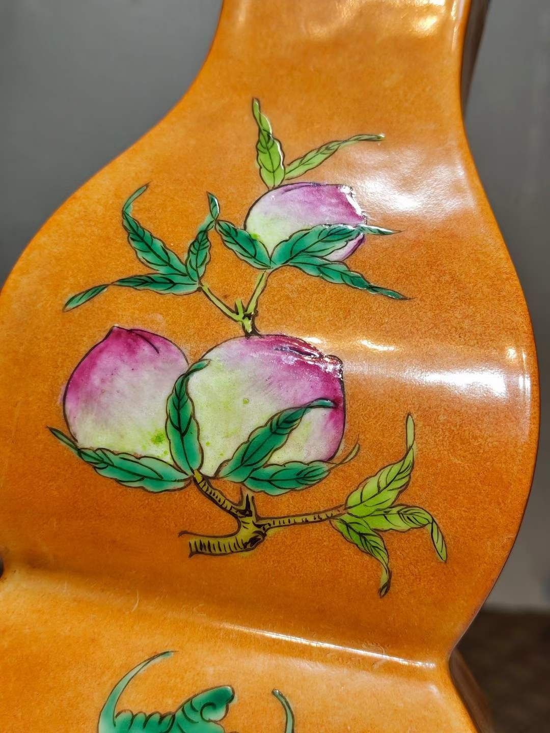 美品·款识“同治年制”精工细作满工胭脂红彩福寿三多纹四棱葫芦瓶。