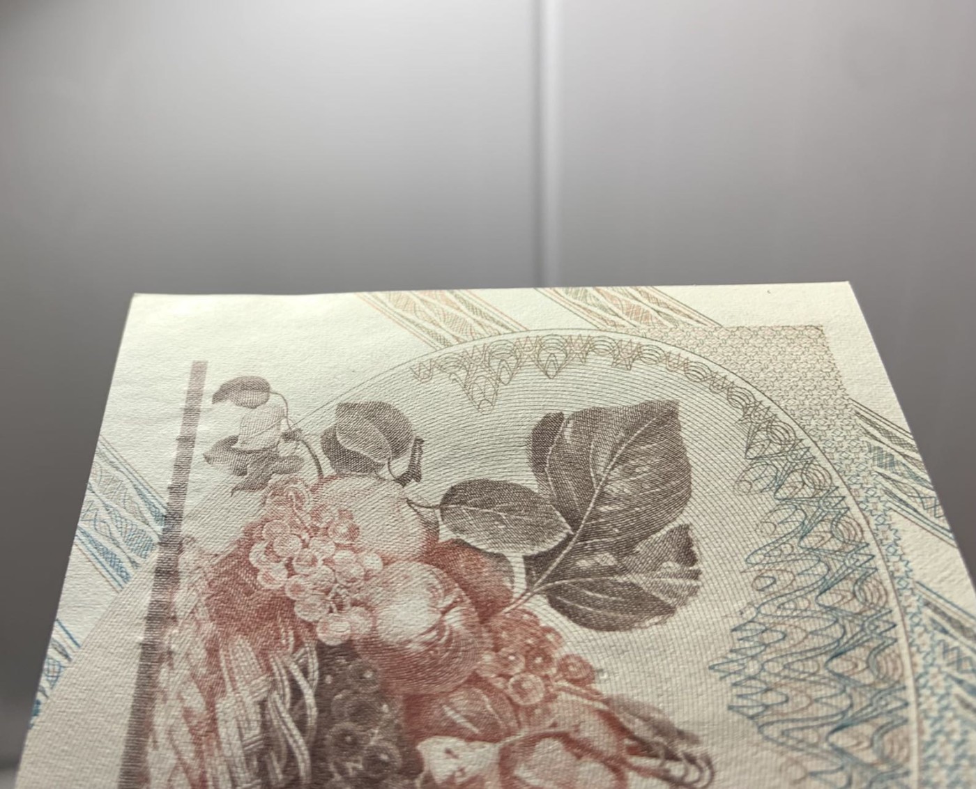 收藏联盟Quantum Auction 第283期拍卖  意大利1983年100000里拉 品相UNC 票面有滚轮印和边角微瑕 