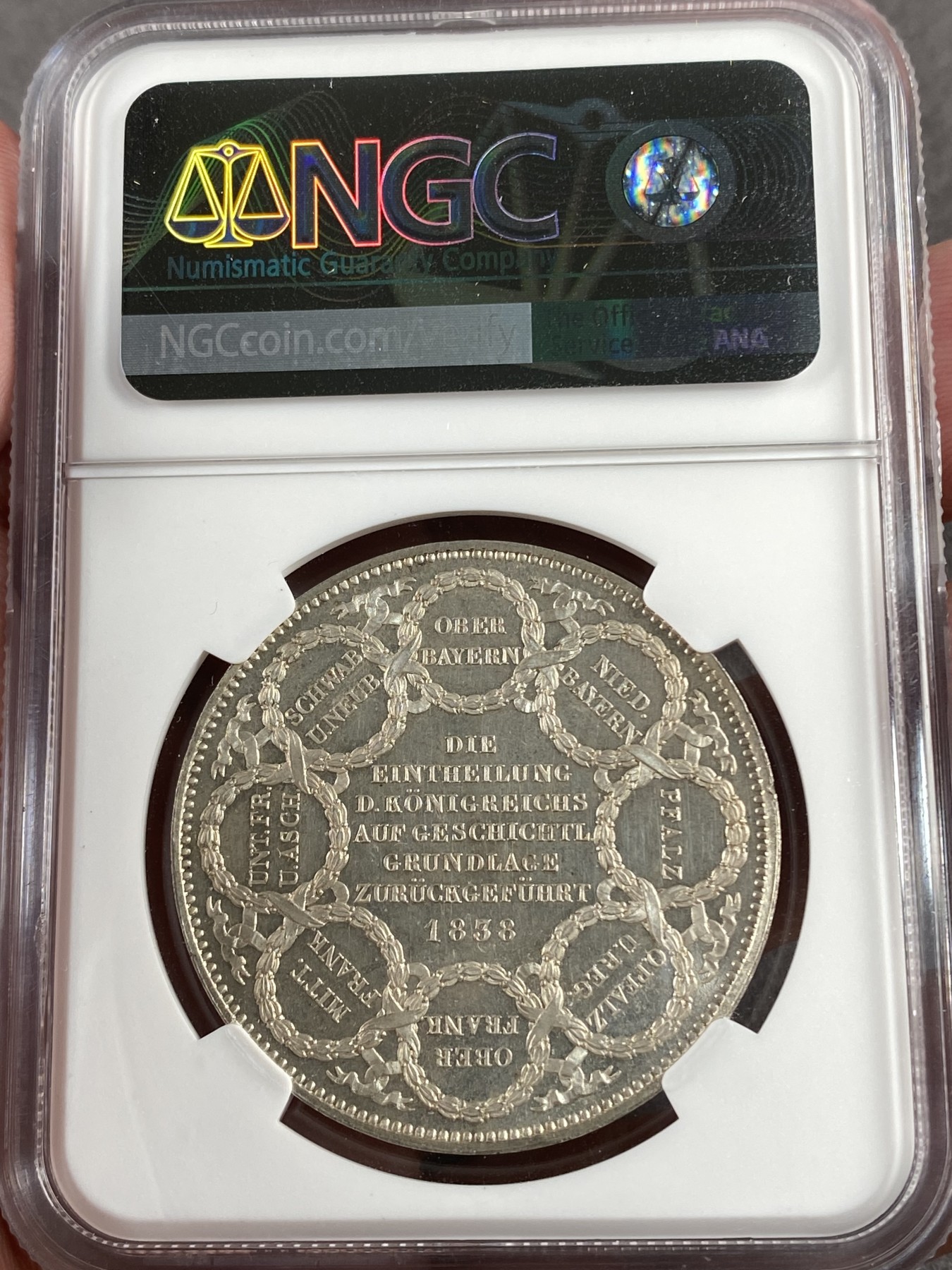 万国钱币拍卖第014期（奢华币宴第一季） NGC MS65PL 1838年德国巴伐利亚路德维希一世纪念2泰勒 八个刻有巴伐利亚州古代各部名称的花环环绕着背面的传说 如果不是有NGC盒子加持的话 无论是边齿透露出来的切割感 还是近乎完美的镜面币面 都给人感觉像是刚从冲压机床下来一样
