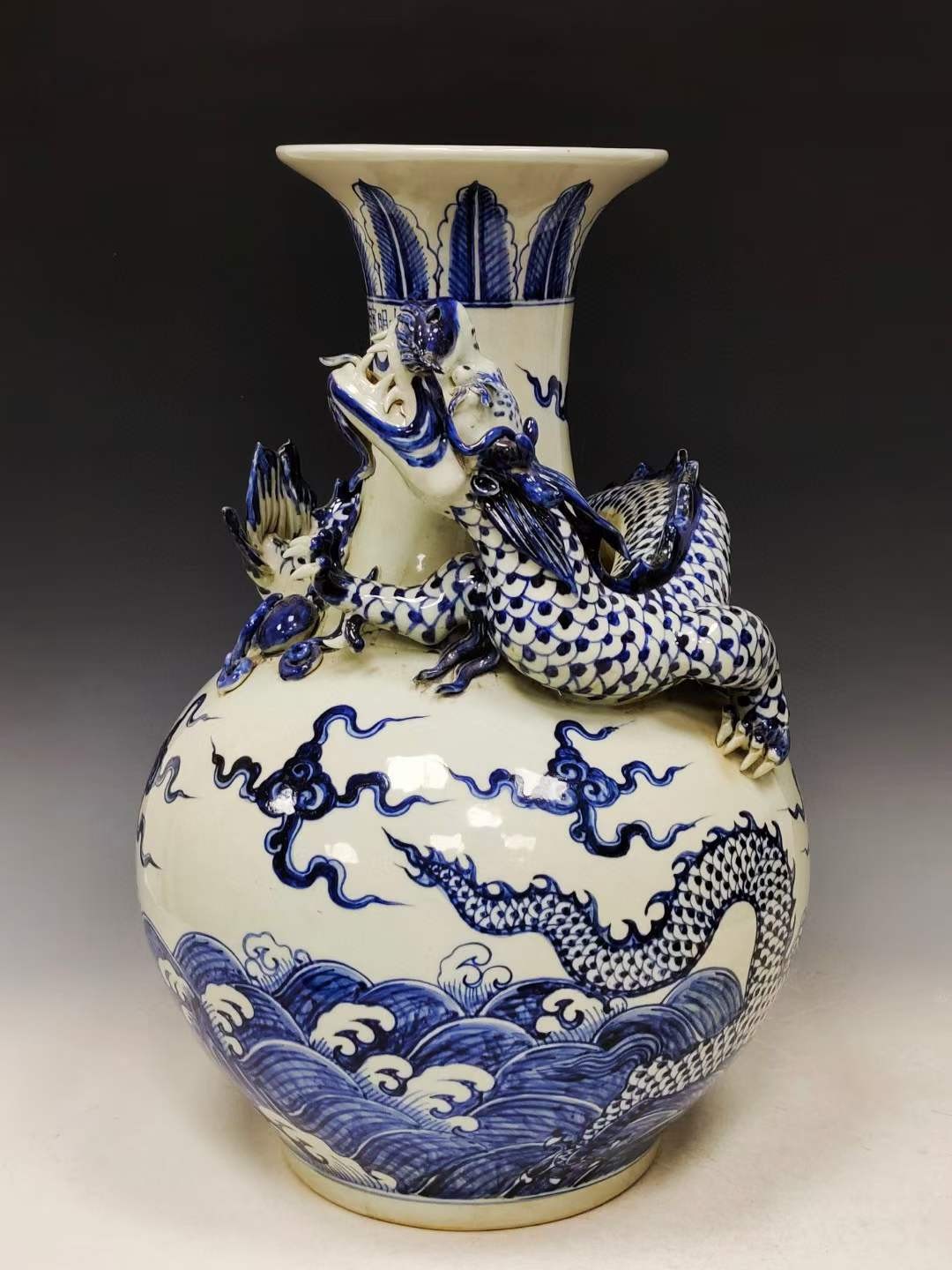 美品.款识“大明宣德年制”精品青花刻瓷高浮雕盘龙纹掸瓶 美品.款识“大明宣德年制”精品青花刻瓷高浮雕盘龙纹掸瓶