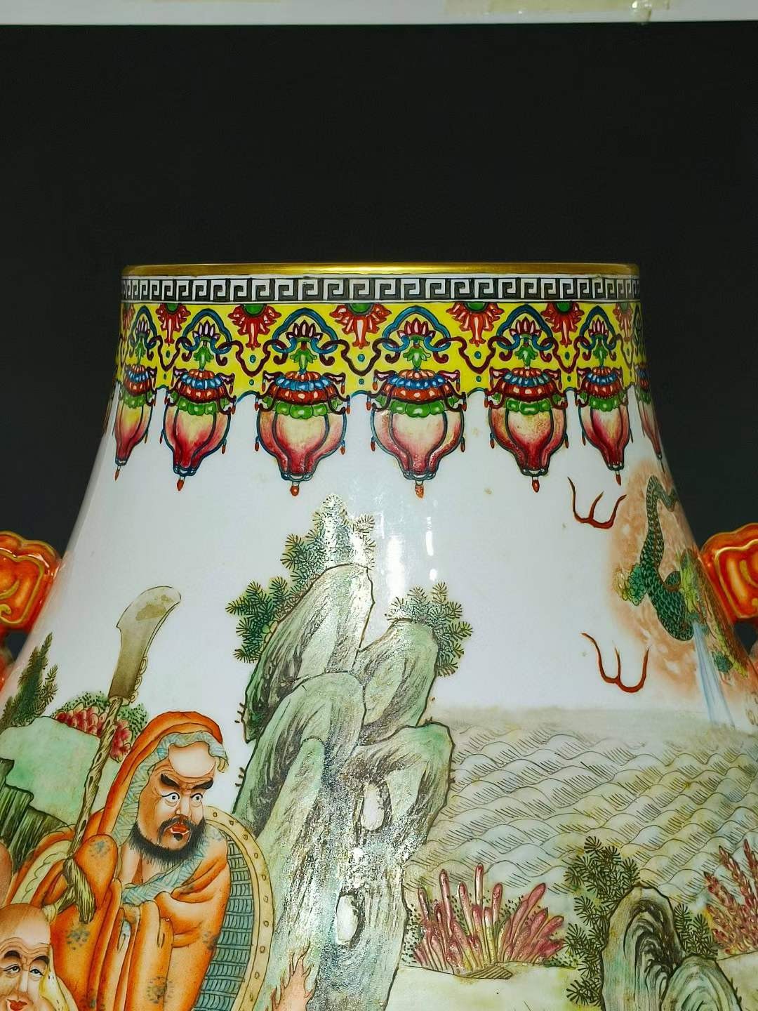 美品·款识“乾隆年制”精工细作满工粉彩十八罗汉纹描金贯耳尊瓶。
