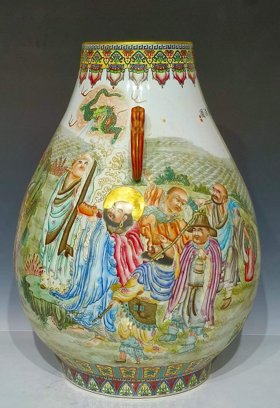 美品·款识“乾隆年制”精工细作满工粉彩十八罗汉纹描金贯耳尊瓶。