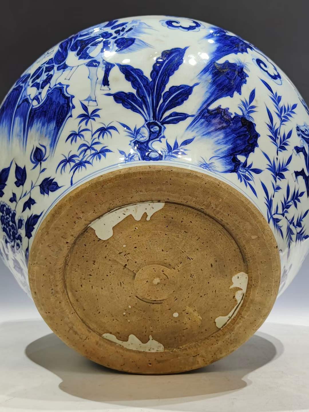 美品·精工细作满工青花“尉迟恭单骑救主”纹荷叶盖罐。 美品·精工细作满工青花“尉迟恭单骑救主”纹荷叶盖罐。