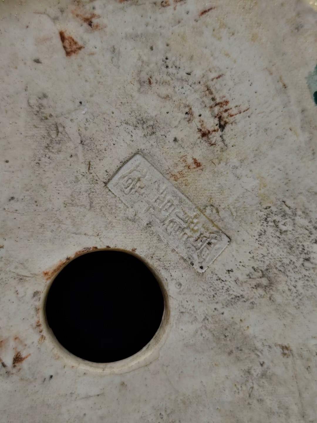 美品·款识“曾龙昇制”精工细作满工仿生瓷寿桃摆件。