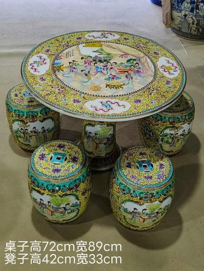 美品·款识“十大瓷厂之一艺术瓷厂美研室”作品·精工细作满工粉彩“花神献瑞”圆桌·一桌四凳一套。 - 美品·款识“十大瓷厂之一艺术瓷厂美研室”作品·精工细作满工粉彩“花神献瑞”圆桌·一桌四凳一套。