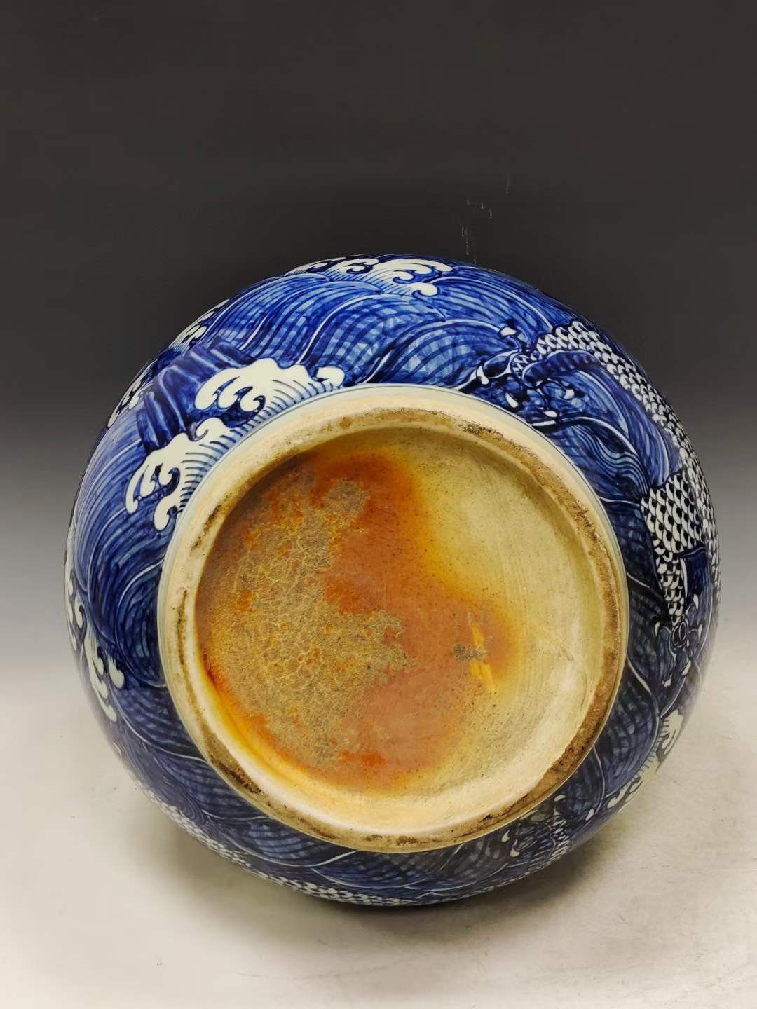 美品.款识“大明宣德年制”精品青花刻瓷高浮雕盘龙纹掸瓶 美品.款识“大明宣德年制”精品青花刻瓷高浮雕盘龙纹掸瓶