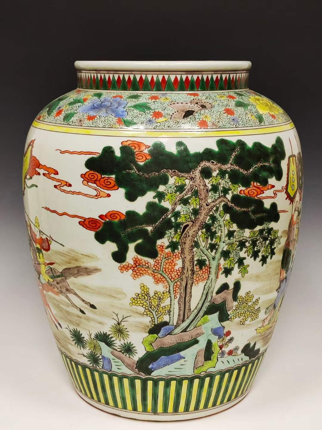 美品.款识“大明嘉靖年制”精工细作满工五彩刀马人物纹罐- 亚太艺术品