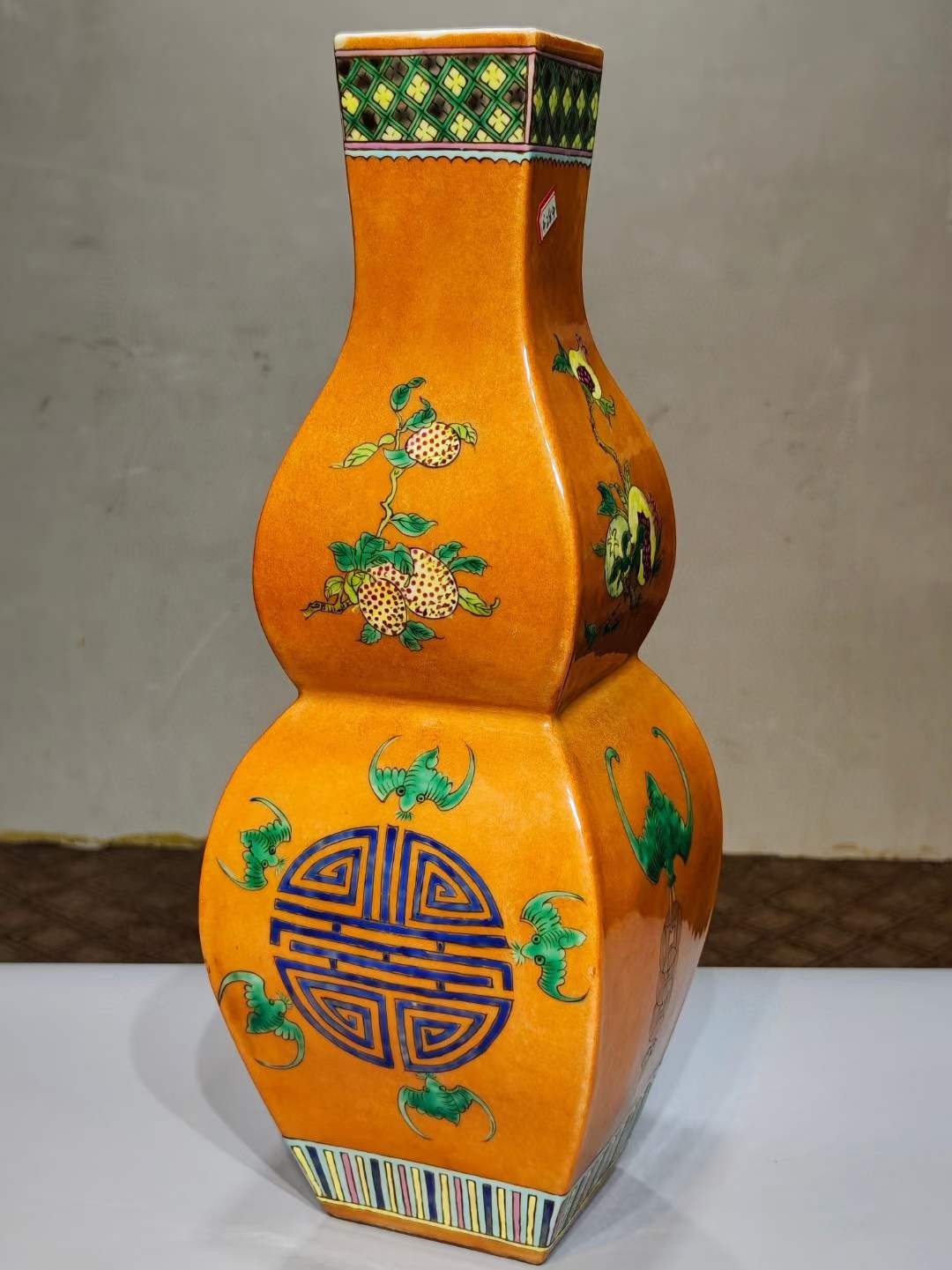 美品·款识“同治年制”精工细作满工胭脂红彩福寿三多纹四棱葫芦瓶。