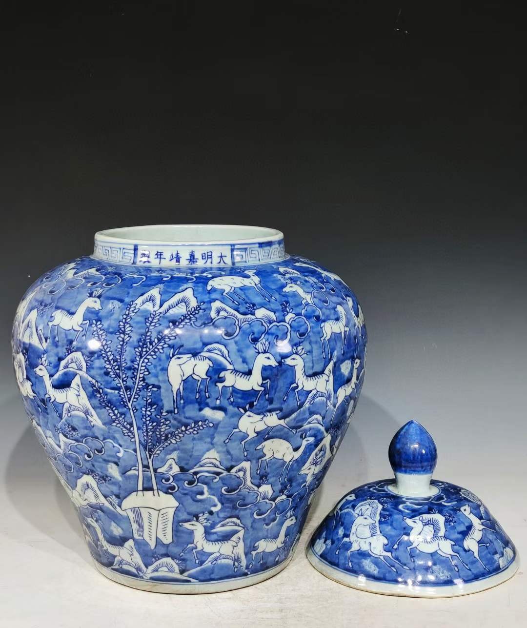 美品.款式“大明嘉靖年制”精工细作满工青花百鹿纹盖罐 美品.款式“大明嘉靖年制”精工细作满工青花百鹿纹盖罐
